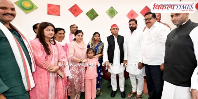 Akhilesh Yadav met Ananya Yadav who went viral during the bulldozer action