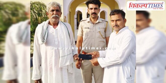 Anees Khan set an example of honesty, returned the mobile to its owner in bonli sawai madhopur