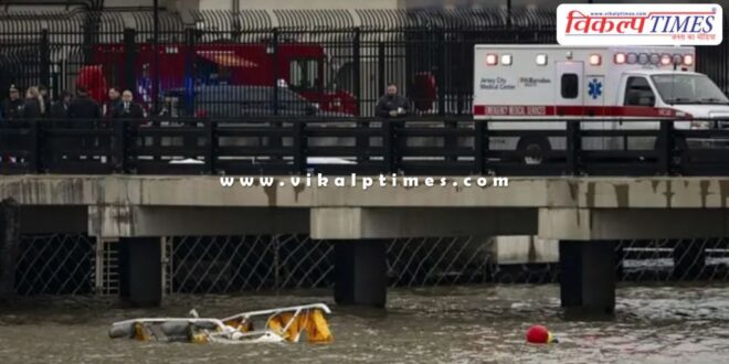 Helicopter crashes into New York's Hudson River