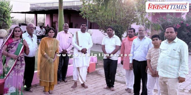 Manoj Parashar took blessings from Mahant Hemraj Maharaj of Bhairav ​​Dham