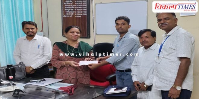 A check of 69 thousand 5 hundred rupees was handed over for school development in sawai madhopur