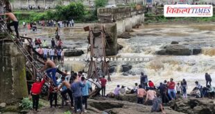 A part of the bridge over the river in Pune collapsed