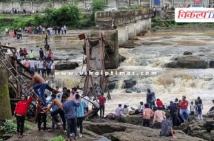 A part of the bridge over the river in Pune collapsed