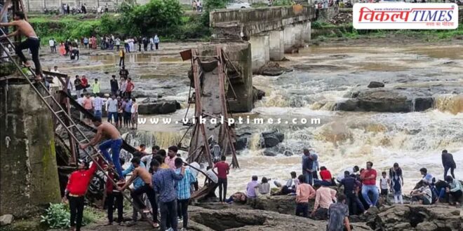 A part of the bridge over the river in Pune collapsed