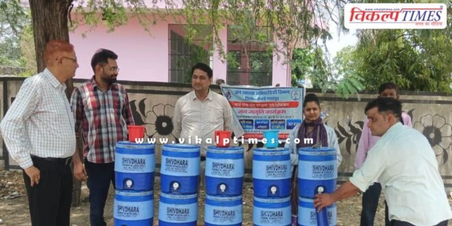 Quenched the thirst of passersby by setting up a water stall in sawai madhopur