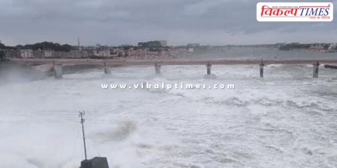 Chambal river in spate, 9 gates of Kota barrage opened