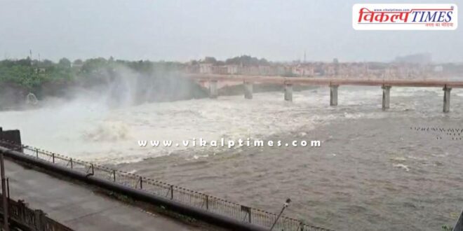 Continuous rain continues in Kota, water is being released by opening 5 gates of the barrage