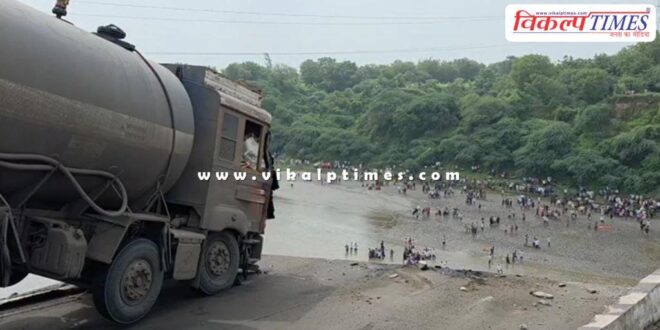 Ghambira Bridge collapse mahisagar river gujarat news update 09 July 25