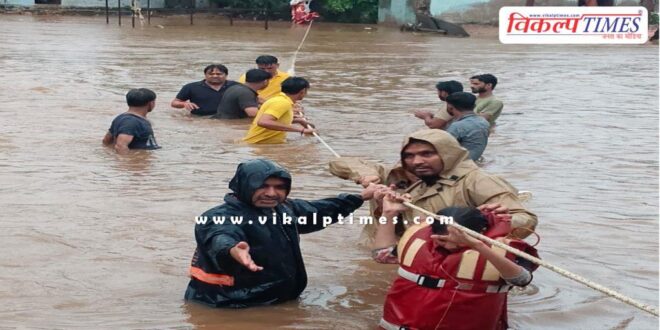 SDRF rescued the lives of 16 citizens trapped in Chambal River and Latiya drain in sawai madhopur
