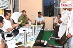 Sawai Madhopur Collector IAS Kanaram listen the problems of the villagers