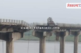 Several vehicles fell into Mahisagar river due to gambhira bridge collapse in gujarat