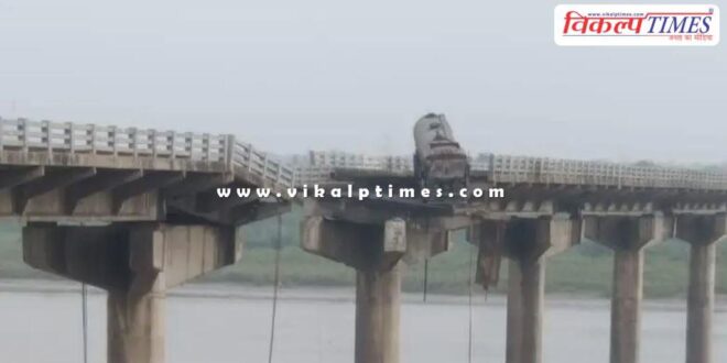 Several vehicles fell into Mahisagar river due to gambhira bridge collapse in gujarat
