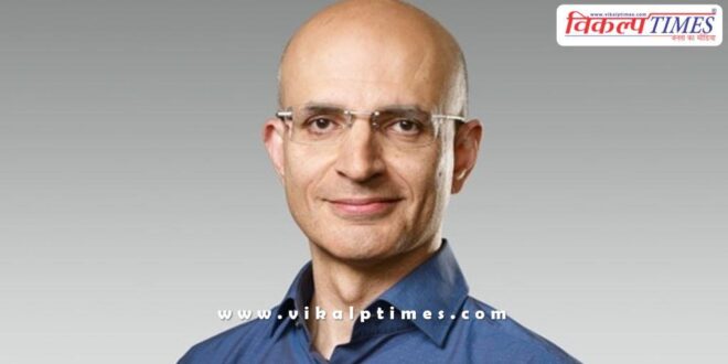Who is Sabih Khan of Indian origin, who became the COO of Apple
