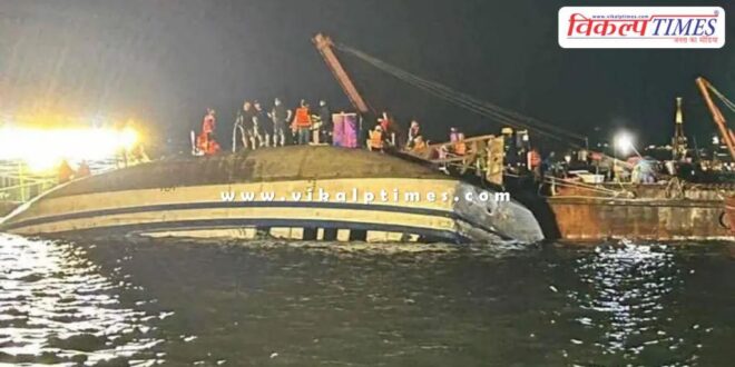 tourist boat capsizes in Vietnam