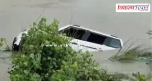 A car overturned in a canal in Gonda, UP