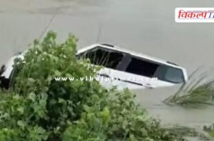 A car overturned in a canal in Gonda, UP
