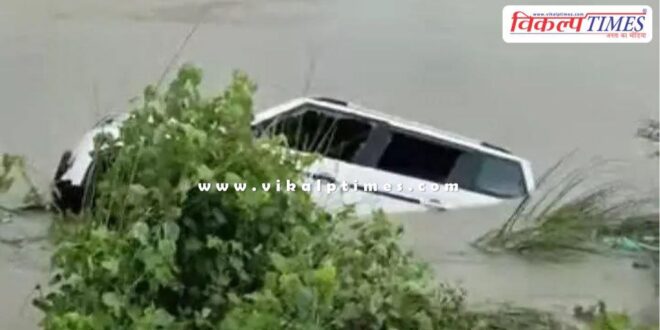 A car overturned in a canal in Gonda, UP