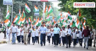 CEO Gaurav Budania came out with the tricolor along with school children in sawai Madhopur