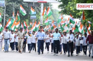 CEO Gaurav Budania came out with the tricolor along with school children in sawai Madhopur