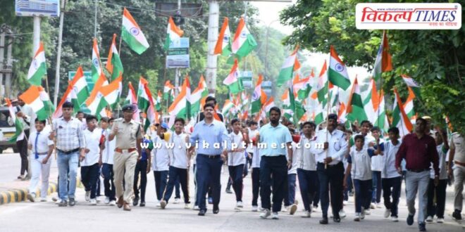 CEO Gaurav Budania came out with the tricolor along with school children in sawai Madhopur