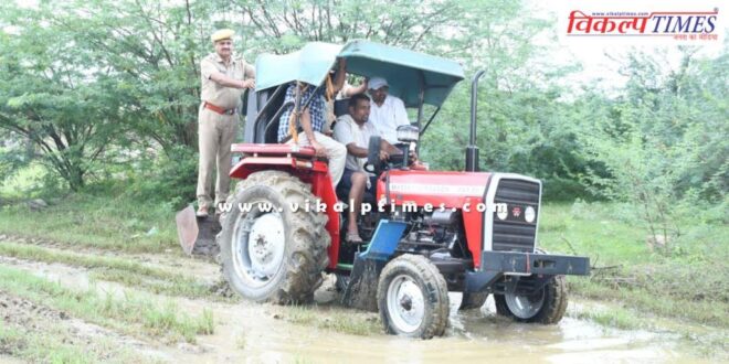 Sawai Madhopur Collector inspected the heavy rain affected areas while sitting in a tractor