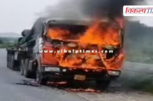 A moving trailer caught fire on the highway Jaipur Delhi