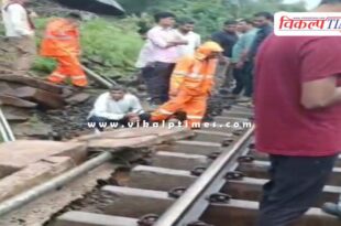 Due to heavy rain, a part of the hill fell, stones fell on the railway track in Dara kota