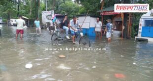Heavy rain disrupts normal life in Kolkata