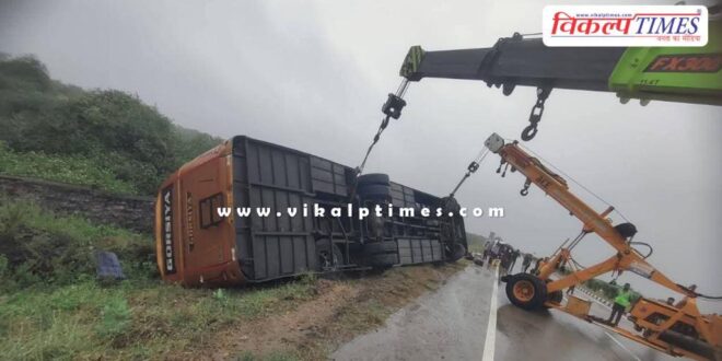 A high-speed bus overturned in nanta kota