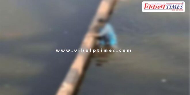 Woman jumped into the canal, instead of saving her, people kept making videos in kota