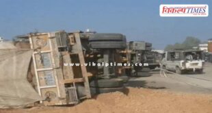 A trailer loaded with paddy overturned at Hammir Puliya Sawai madhopur