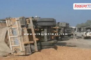 A trailer loaded with paddy overturned at Hammir Puliya Sawai madhopur