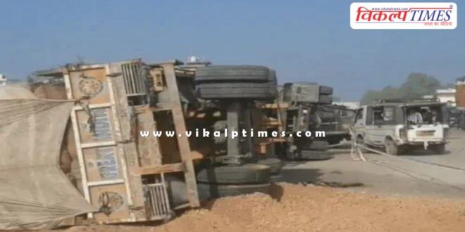 A trailer loaded with paddy overturned at Hammir Puliya Sawai madhopur