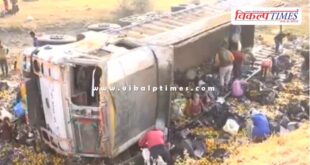 A truck loaded with fruits overturned outside Kota's Dara Valley.