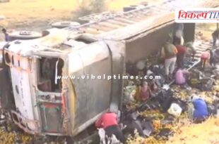 A truck loaded with fruits overturned outside Kota's Dara Valley.