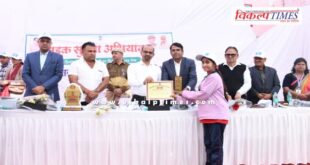 Collector IAS Kanaram honored the winners of the competition in sawai madhopur