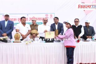 Collector IAS Kanaram honored the winners of the competition in sawai madhopur