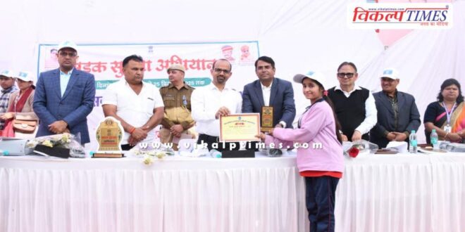 Collector IAS Kanaram honored the winners of the competition in sawai madhopur