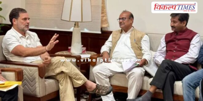 Rahul Gandhi interacts with the Vaishya community