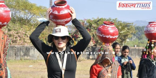 Foreign tourists rejoice in the expression of traditional games and folk culture in sawai madhopur