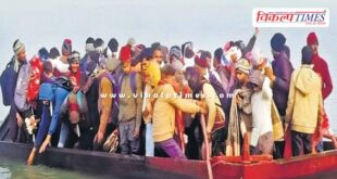 People crossing the Chambal River without any resources in itawa kota