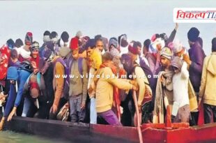 People crossing the Chambal River without any resources in itawa kota