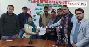 Retired lecturer gave a cheque of Rs 40 thousand for school development in sawai madhopur