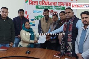 Retired lecturer gave a cheque of Rs 40 thousand for school development in sawai madhopur