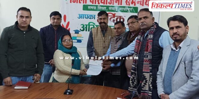 Retired lecturer gave a cheque of Rs 40 thousand for school development in sawai madhopur