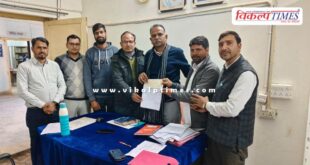 The staff handed over a cheque of Rs 39,000 for school development in sawai madhopur