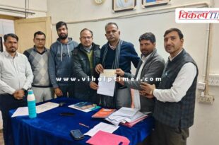 The staff handed over a cheque of Rs 39,000 for school development in sawai madhopur