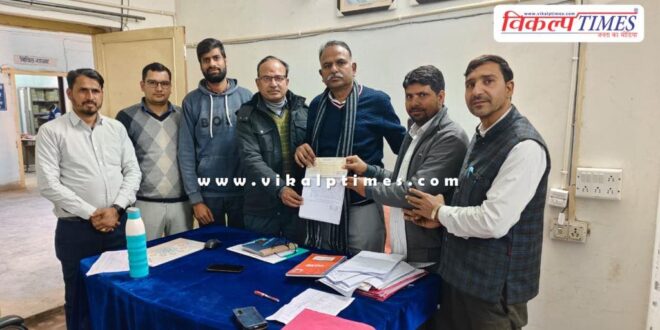The staff handed over a cheque of Rs 39,000 for school development in sawai madhopur