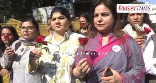 Congress women workers were stopped by the police while trying to give roses to Om Birla