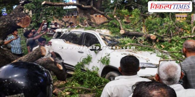 Heavy destruction due to storm and rain in Uttar Pradesh